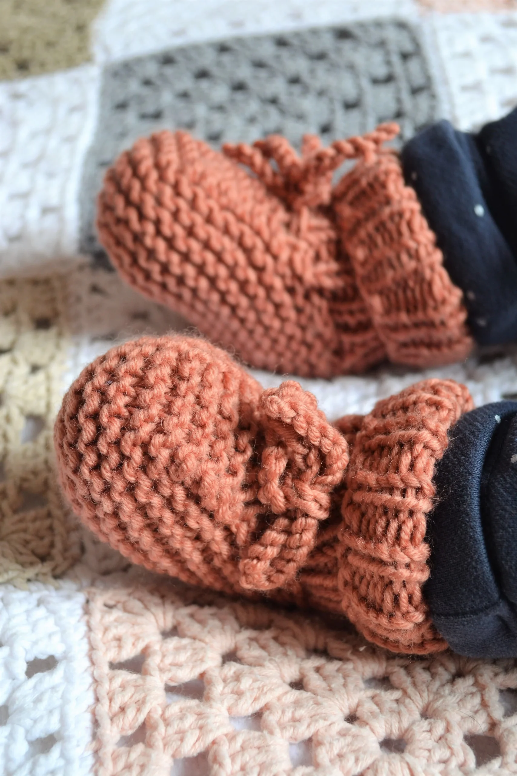 Kit à tricoter : les Chaussons qui tiennent aux petons – Image 2